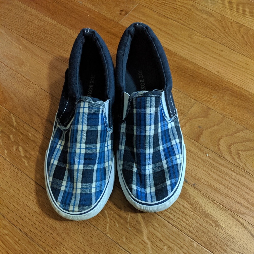 🌷Joe Boxer Boys shoes Size: 5M plaid blue & white